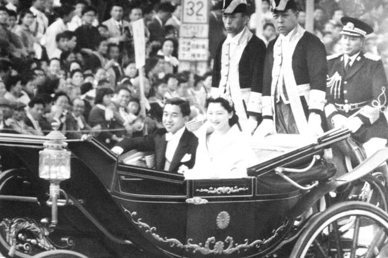 1959年4月,明仁與美智子的大婚在日本引發轟動,東京街頭擠滿祝福與看熱鬧的民眾。(美聯社) 1959年4月,明仁與美智子的大婚在日本引發轟動,東京街頭擠滿祝福與看熱鬧的民眾。(美聯社)