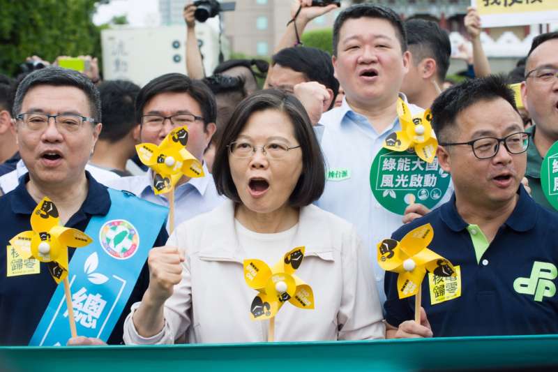 20190427-反核大遊行今(27)日於台北、高雄兩地同步進行,民進黨主席卓榮泰帶領民進黨大隊,總統蔡英文也共同參與遊行。(甘岱民攝) 20190427-反核大遊行今(27)日於台北、高雄兩地同步進行,民進黨主席卓榮泰帶領民進黨大隊,總統蔡英文也共同參與遊行。(甘岱民攝)