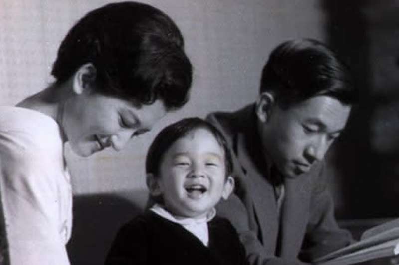 1962年,當時還是皇太子的明仁一家。當時德仁只有兩歲,非常天真可愛。(美聯社) 1962年,當時還是皇太子的明仁一家。當時德仁只有兩歲,非常天真可愛。(美聯社)