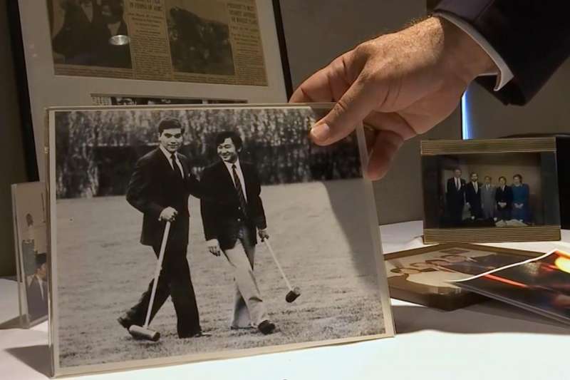 德仁在牛津留學時期的友人凱斯・喬治(Keith George)向媒體展示他與德仁的合照。(美聯社) 德仁在牛津留學時期的友人凱斯・喬治(Keith George)向媒體展示他與德仁的合照。(美聯社)