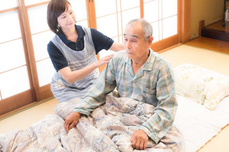 過去痛風為「富貴帝王病」，要有足夠資本喝酒、吃大魚大肉、體重過重，才有罹患痛風的「權利」。但現代人常常營養過剩，罹患痛風的比率可真不小！（圖/まーちゃん｜yumiko@pakutaso）