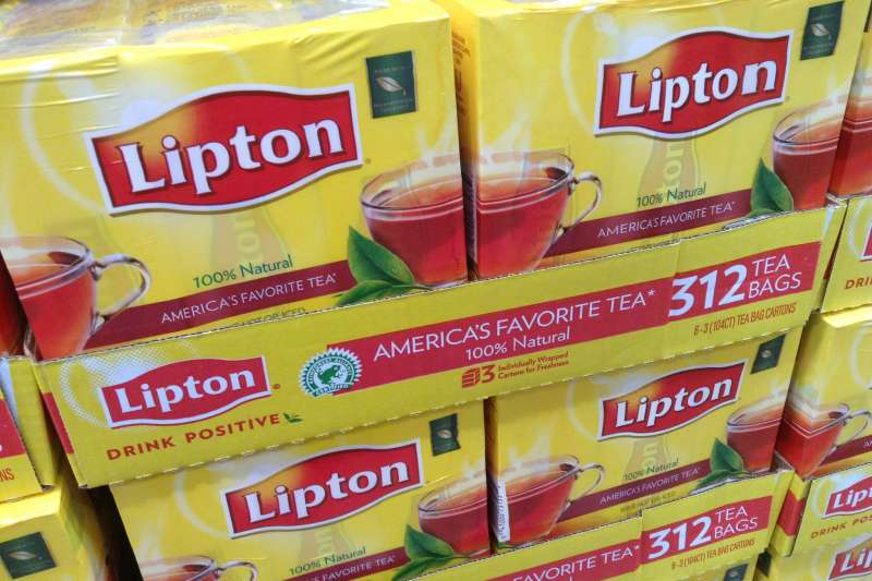 Lipton紅茶在樞紐港自由貿易區，外國進口原物料，可以在區內「不通關，不入境」，簡易加工後再馬上又出口，其目的是增加港口就業及產品附加價值。（取自flickr@Mike Mozart）