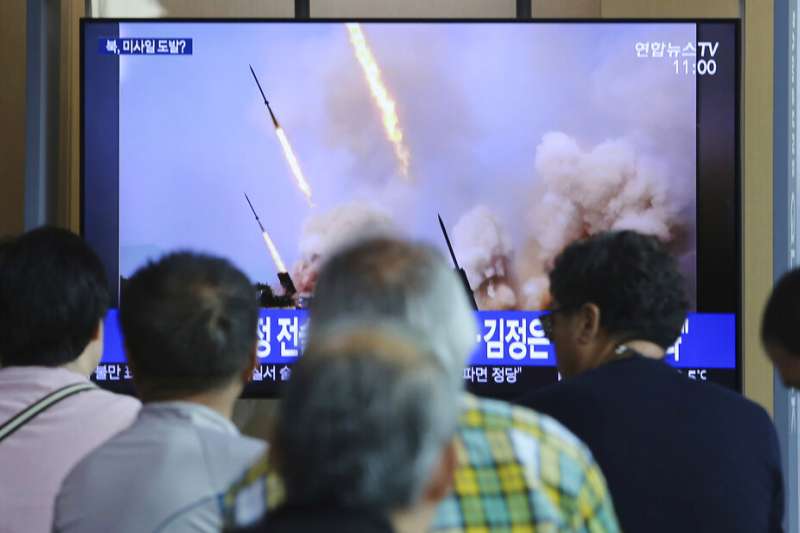 北韓4日上午從江原道元山朝東北方向發射數枚「短程飛行物」,而且最高領導人、國務委員會委員長金正恩親自視察指導。(美聯社) 北韓4日上午從江原道元山朝東北方向發射數枚「短程飛行物」,而且最高領導人、國務委員會委員長金正恩親自視察指導。(美聯社)