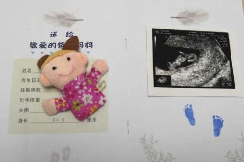梁太留著女兒的腳印。 梁太留著女兒的腳印。