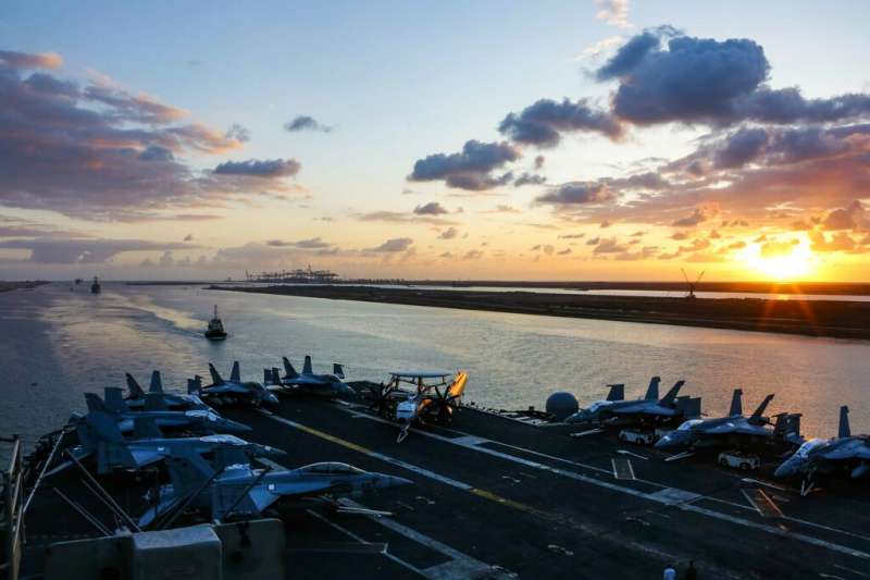 美軍林肯號航空母艦5月9日通過埃及的蘇伊士運河,準備趕往波斯灣部署。(美聯社) 美軍林肯號航空母艦5月9日通過埃及的蘇伊士運河,準備趕往波斯灣部署。(美聯社)