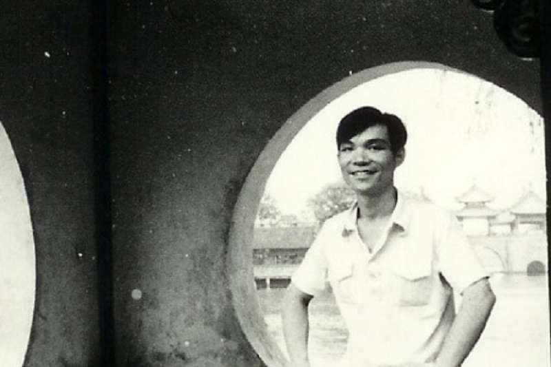 圖6,林毅夫攝於揚州瘦西湖。(李建興提供) 圖6,林毅夫攝於揚州瘦西湖。(李建興提供)