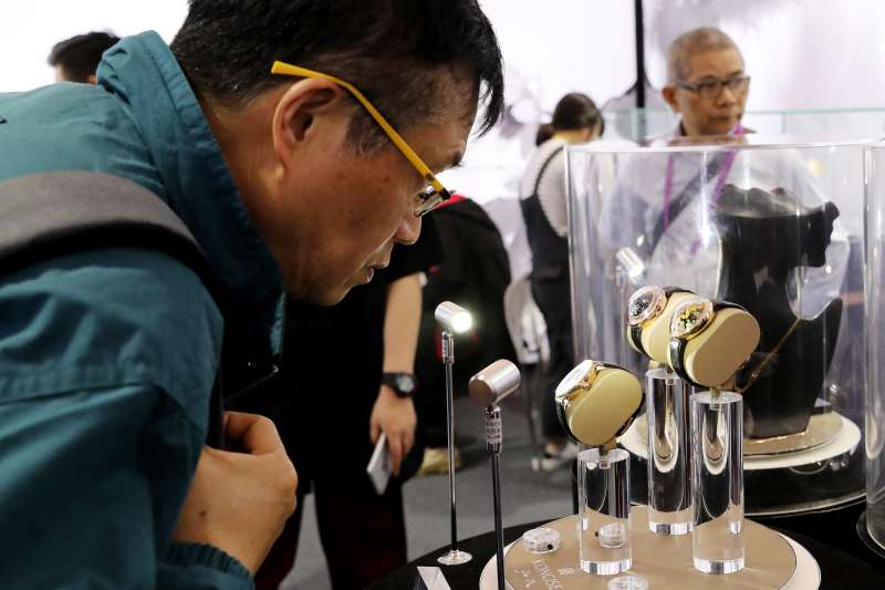 在上海舉行的2019年中國品牌日活動上,觀眾觀看展出的手錶。(新華社) 在上海舉行的2019年中國品牌日活動上,觀眾觀看展出的手錶。(新華社)