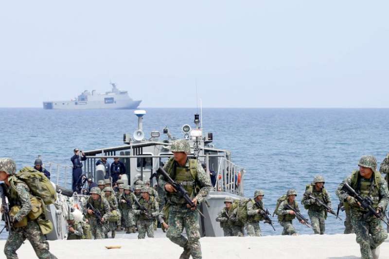 菲律賓和美國海軍陸戰隊在為期兩週的美菲聯合軍演中突襲了一個面朝南海的海灘。(美聯社) 菲律賓和美國海軍陸戰隊在為期兩週的美菲聯合軍演中突襲了一個面朝南海的海灘。(美聯社)