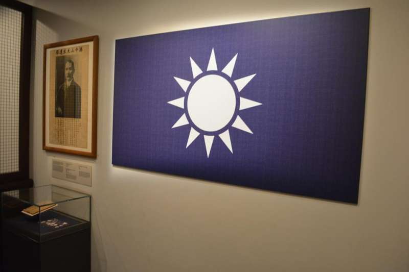 20190523-在新加坡國家博物館中的一個展示廳內,掛有中國國民黨青天白日黨旗與總理孫中山先生的照片,乍看之下好像來到了國民黨黨部。(許劍虹提供) 20190523-在新加坡國家博物館中的一個展示廳內,掛有中國國民黨青天白日黨旗與總理孫中山先生的照片,乍看之下好像來到了國民黨黨部。(許劍虹提供)