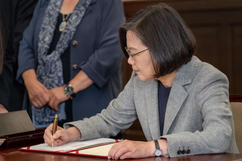 20190523-總統蔡英文於5月22日簽署了「司法院釋字第748號解釋施行法」。(取自蔡英文臉書) 20190523-總統蔡英文於5月22日簽署了「司法院釋字第748號解釋施行法」。(取自蔡英文臉書)