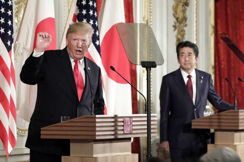 美國總統川普與日本首相在東京迎賓館召開聯合記者會。(美聯社) 美國總統川普與日本首相在東京迎賓館召開聯合記者會。(美聯社)