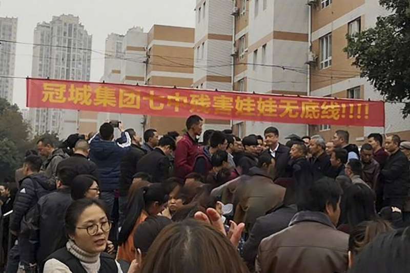 2019年3月家長們抗議在四川省成都市一所學校發現的發霉食品。(自由之家) 2019年3月家長們抗議在四川省成都市一所學校發現的發霉食品。(自由之家)