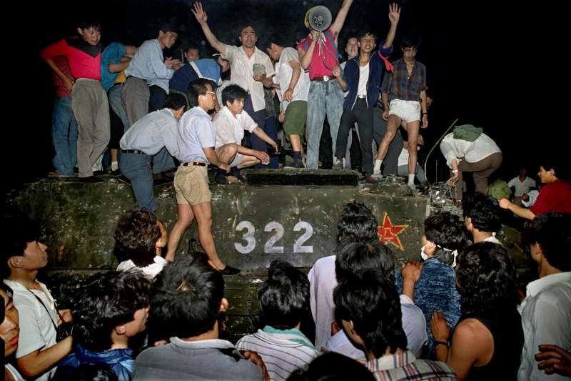 六四30周年:1989年6月4日凌晨,示威群眾爬上軍方坦克(AP) 六四30周年:1989年6月4日凌晨,示威群眾爬上軍方坦克(AP)