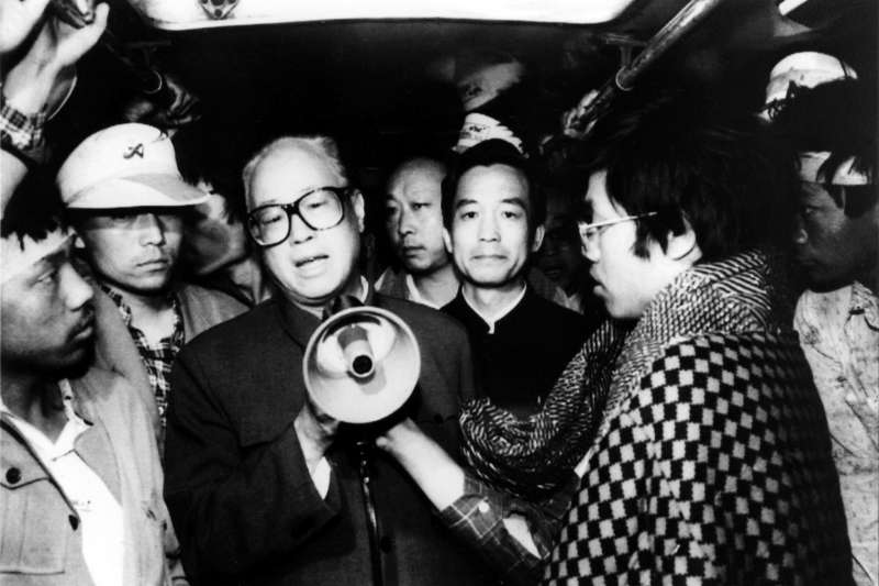 1989年5月19日,天安門廣場,中共中央總書記趙紫陽探視示威抗議的學生與市民(AP) 1989年5月19日,天安門廣場,中共中央總書記趙紫陽探視示威抗議的學生與市民(AP)