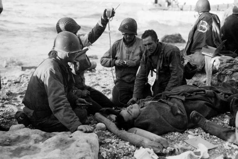 1944年諾曼第登陸戰,奧瑪哈海灘成功登陸的美軍。(AP) 1944年諾曼第登陸戰,奧瑪哈海灘成功登陸的美軍。(AP)