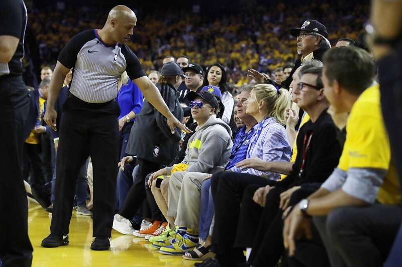 勇士隊股東之一的史蒂文斯動手推擠球員遭NBA重罰50萬美元。 (美聯社) 勇士隊股東之一的史蒂文斯動手推擠球員遭NBA重罰50萬美元。 (美聯社)