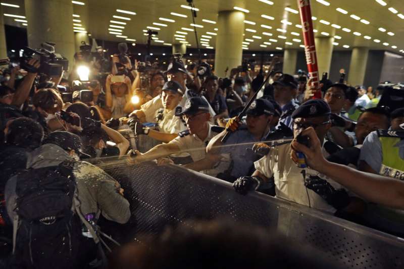 香港「民間人權陣線」9日發起反對修訂《逃犯條例》的反送中大遊行，當晚發生警民流血衝突。（美聯社）