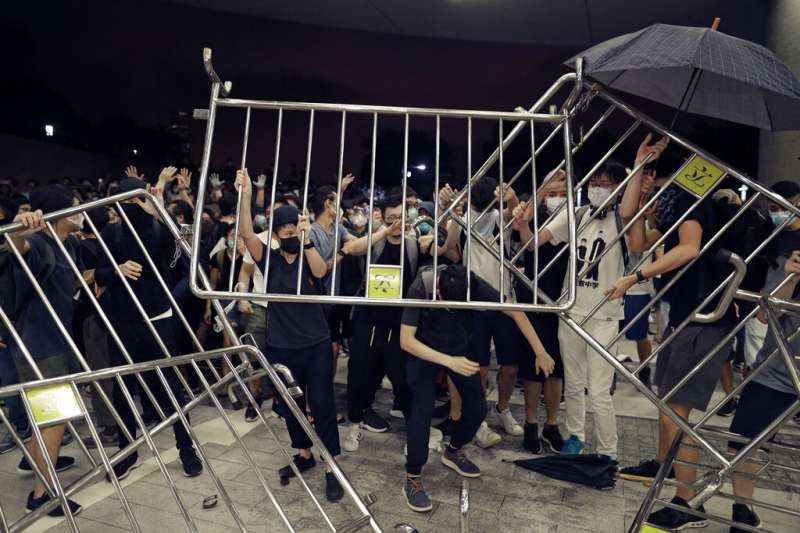 香港「民間人權陣線」9日發起反對修訂《逃犯條例》的反送中大遊行,當晚發生警民流血衝突。(美聯社) 香港「民間人權陣線」9日發起反對修訂《逃犯條例》的反送中大遊行,當晚發生警民流血衝突。(美聯社)