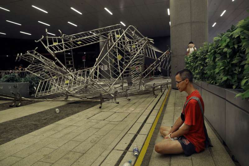香港「民間人權陣線」9日發起反對修訂《逃犯條例》的反送中大遊行,當晚發生警民流血衝突。(美聯社) 香港「民間人權陣線」9日發起反對修訂《逃犯條例》的反送中大遊行,當晚發生警民流血衝突。(美聯社)