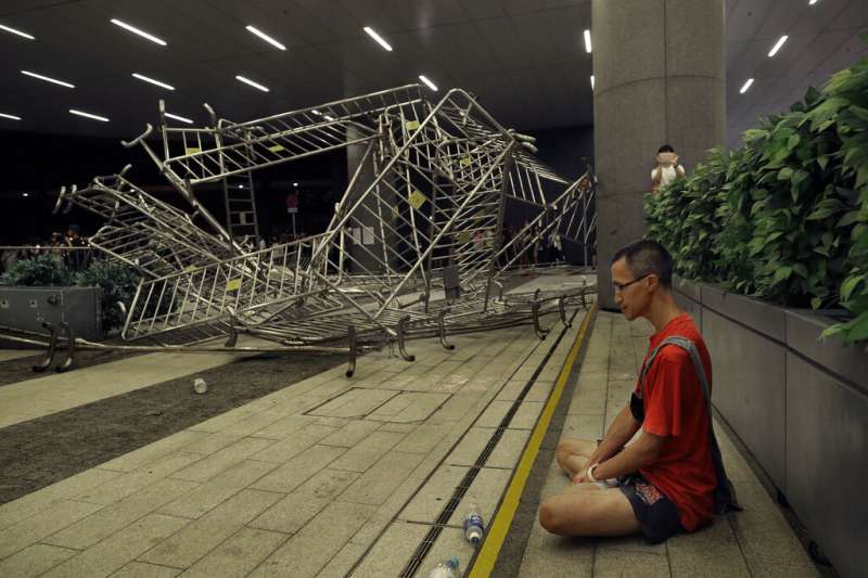 香港「民間人權陣線」9日發起反對修訂《逃犯條例》的反送中大遊行，當晚發生警民流血衝突。（美聯社）