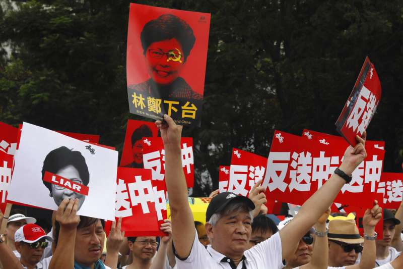 香港「民間人權陣線」9日發起反對修訂《逃犯條例》的反送中大遊行,還有許多人高舉特首「林鄭下台」的標語。(美聯社) 香港「民間人權陣線」9日發起反對修訂《逃犯條例》的反送中大遊行,還有許多人高舉特首「林鄭下台」的標語。(美聯社)