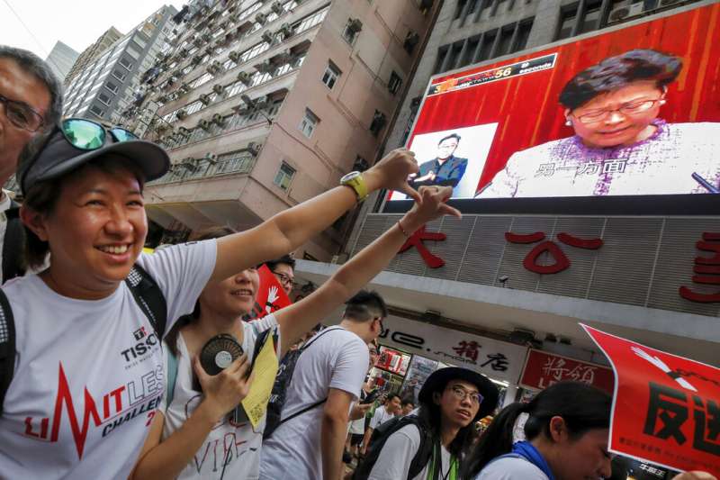 香港「民間人權陣線」9日發起反對修訂《逃犯條例》的反送中大遊行，宣布共有103萬人參與。（美聯社）