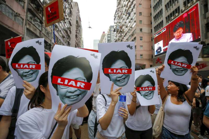 香港「民間人權陣線」9日發起反對修訂《逃犯條例》的反送中大遊行,宣布共有103萬人參與。(美聯社) 香港「民間人權陣線」9日發起反對修訂《逃犯條例》的反送中大遊行,宣布共有103萬人參與。(美聯社)