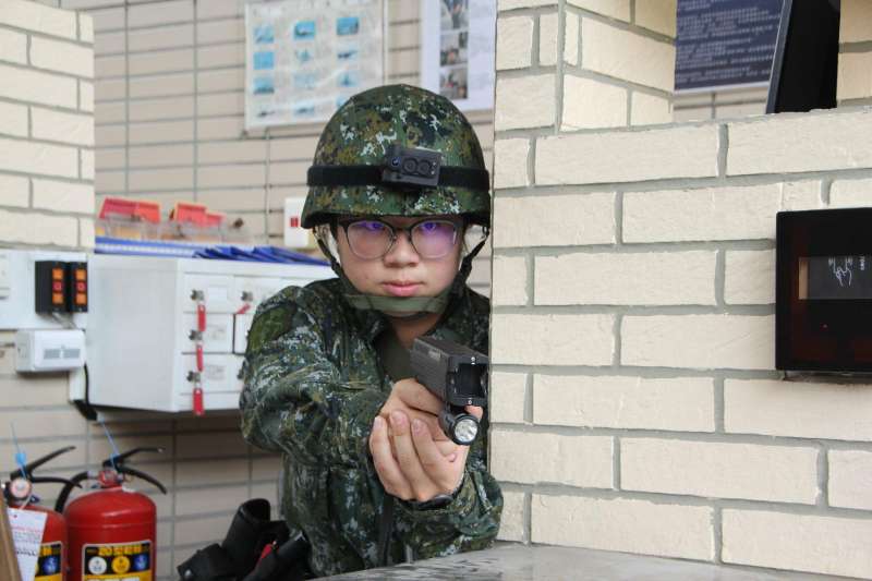 20190612-部分軍方單位即在更早以前就裝備電擊槍執勤,包括忠烈祠儀隊人員、後備指揮部所屬單位衛哨(見圖)。(取自後備指揮部臉書) 20190612-部分軍方單位即在更早以前就裝備電擊槍執勤,包括忠烈祠儀隊人員、後備指揮部所屬單位衛哨(見圖)。(取自後備指揮部臉書)