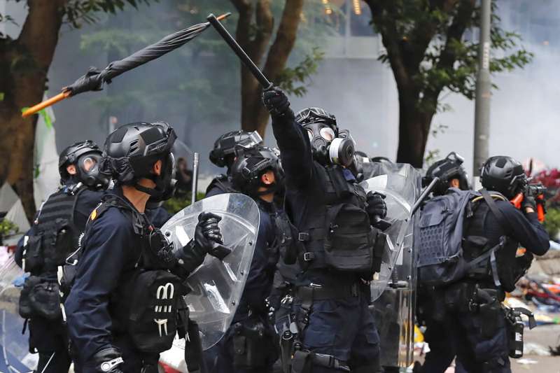 12日的包圍立法會抗議,到了下午三點以後演變成警民暴力衝突,雙方都有人流血。(美聯社) 12日的包圍立法會抗議,到了下午三點以後演變成警民暴力衝突,雙方都有人流血。(美聯社)