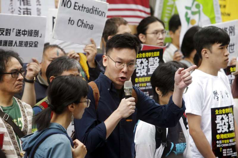 包括台灣人權促進會、島國前進等20多個團體12日在台北的香港經貿文化辦事處外聲援「反送中」。學運領袖林飛帆（中）呼籲大家要「聲援香港，也要守住台灣」。（美聯社）