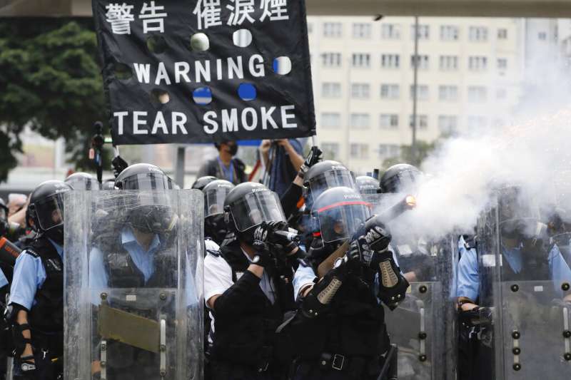 香港的「反送中」爭議12日在金鐘街頭上演流血衝突，警方對示威群眾祭出催淚彈、橡膠子彈、布袋彈。（美聯社）