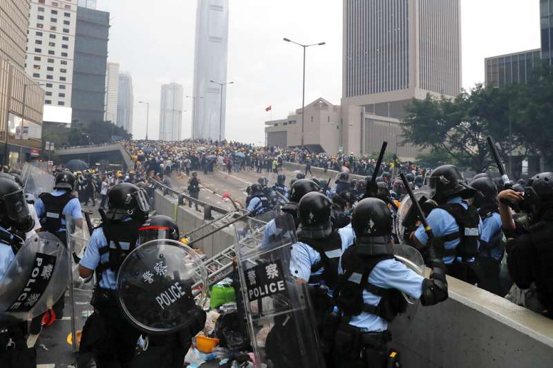 香港的「反送中」爭議12日在金鐘街頭上演流血衝突。（美聯社）