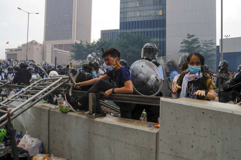 香港的「反送中」爭議12日在金鐘街頭上演流血衝突。(美聯社) 香港的「反送中」爭議12日在金鐘街頭上演流血衝突。(美聯社)