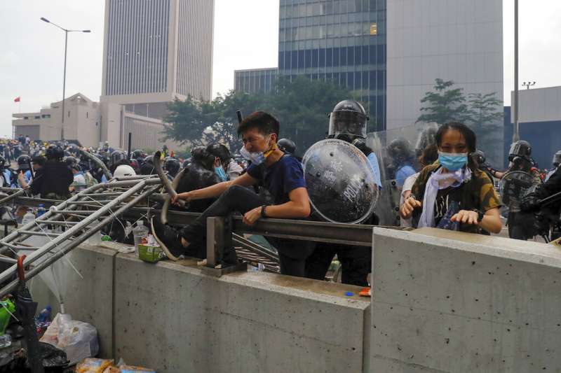 香港的「反送中」爭議12日在金鐘街頭上演流血衝突。（美聯社）