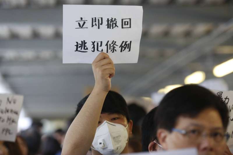 20190614-香港金鐘立法會前，不少民眾13日仍持續進行反送中抗爭活動，現場民眾手持標語表達不滿。送中條例、逃犯條例。（新新聞郭晉瑋攝）