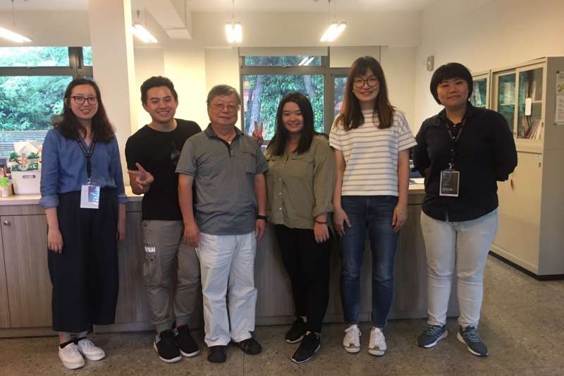 20190615-作者與5位國家人權博物館景美人權園區導覽員合影。左起為丁玟伶、賴元裕、林艾、洪翌恒、游婷雯、胡鈞怡。(林艾提供) 20190615-作者與5位國家人權博物館景美人權園區導覽員合影。左起為丁玟伶、賴元裕、林艾、洪翌恒、游婷雯、胡鈞怡。(林艾提供)