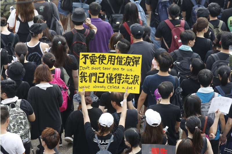 標語「不要使用催淚彈，我們已懂得流淚」 20190616_香港「反送中」大遊行。（新新聞郭晉瑋攝）