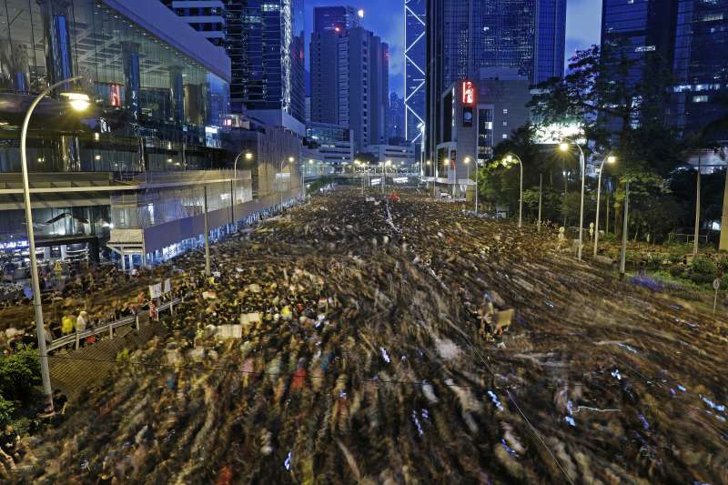 2019年6月16日「譴責鎮壓、撤回惡法大遊行」，香港市民再度走上街頭「反送中」，要求政府撤回《逃犯條例》修法，特首林鄭月娥下台（AP）