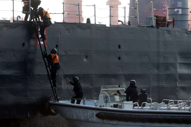 20190619-海軍陸戰隊兩棲偵搜大隊是陸軍101兩棲偵察營外另一支蛙人部隊,偵搜大隊轄屬各中隊分別具有反恐、水中爆破等不同強項,是國軍傳統勁旅之一。圖為陸戰特勤隊員對船隻進行攻堅。(蘇仲泓攝) 20190619-海軍陸戰隊兩棲偵搜大隊是陸軍101兩棲偵察營外另一支蛙人部隊,偵搜大隊轄屬各中隊分別具有反恐、水中爆破等不同強項,是國軍傳統勁旅之一。圖為陸戰特勤隊員對船隻進行攻堅。(蘇仲泓攝)