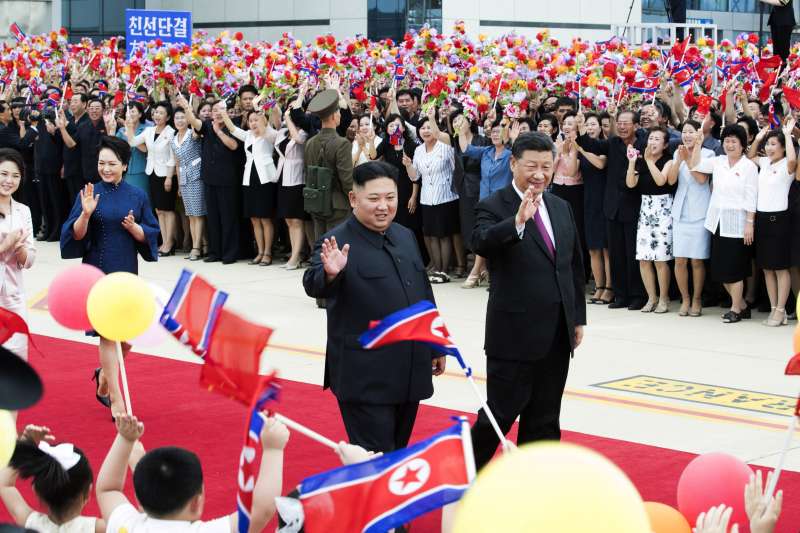 中國國家主席習近平偕夫人彭麗媛6月20、21日訪問北韓,與北韓領導人金正恩及妻子李雪主會面。(AP) 中國國家主席習近平偕夫人彭麗媛6月20、21日訪問北韓,與北韓領導人金正恩及妻子李雪主會面。(AP)