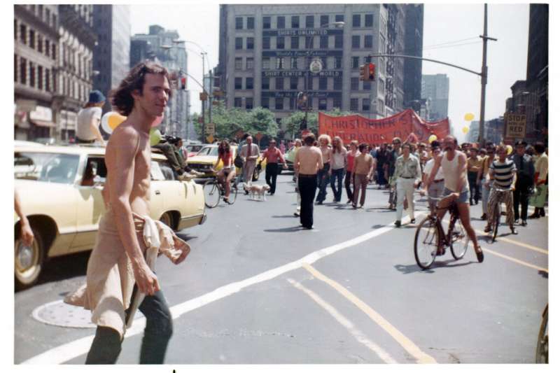 石牆酒吧事件50周年,1971年6月美國紐約同志驕傲遊行。(AP) 石牆酒吧事件50周年,1971年6月美國紐約同志驕傲遊行。(AP)