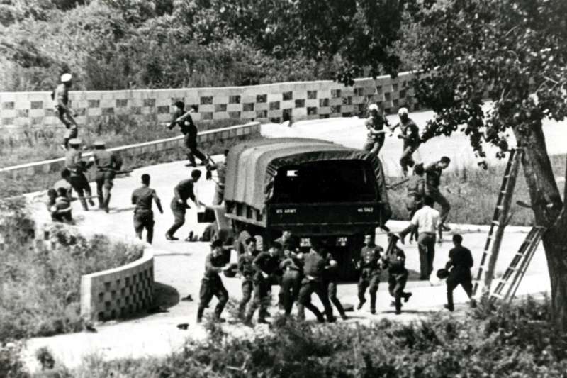 1976年8月18日,北韓軍人與美軍在兩韓交界的板門店非軍事區(DMZ)發生流血衝突(AP) 1976年8月18日,北韓軍人與美軍在兩韓交界的板門店非軍事區(DMZ)發生流血衝突(AP)