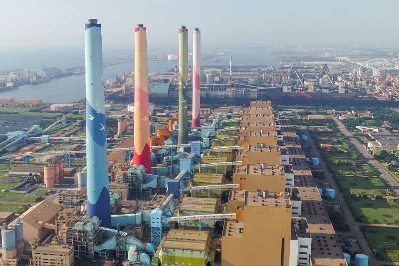 20190703-台電日前指中火減媒將衝擊全國發電,對此,台中市府今(3)日回擊,指市民不該獨自承受汙染排放,請台電勿再以「威脅恐嚇」方式誤導視聽。圖為台中火力發電廠。(台中市政府提供) 20190703-台電日前指中火減媒將衝擊全國發電,對此,台中市府今(3)日回擊,指市民不該獨自承受汙染排放,請台電勿再以「威脅恐嚇」方式誤導視聽。圖為台中火力發電廠。(台中市政府提供)