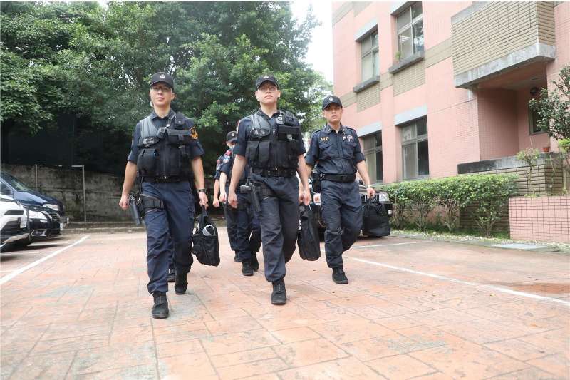 20190708-憲兵202指揮部中負責總統、副總統官邸維安的332營,運用所屬兵力和格鬥戰技、各類武器裝備並結合區域內警察單位,共同確保官邸中衛區和外圍安全。(取自青年日報社) 20190708-憲兵202指揮部中負責總統、副總統官邸維安的332營,運用所屬兵力和格鬥戰技、各類武器裝備並結合區域內警察單位,共同確保官邸中衛區和外圍安全。(取自青年日報社)