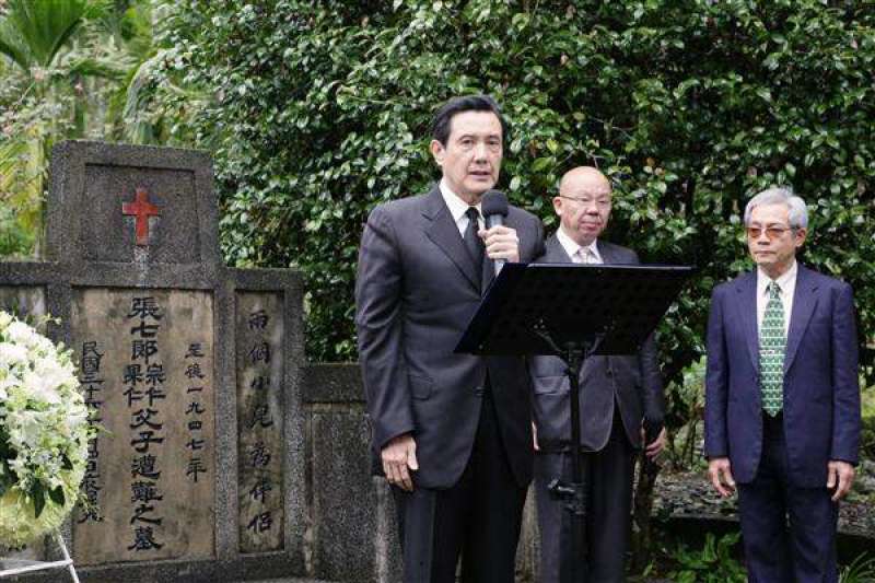 馬英九總統第三度至張七郎醫師的墓園憑弔。(取自總統府) 馬英九總統第三度至張七郎醫師的墓園憑弔。(取自總統府)