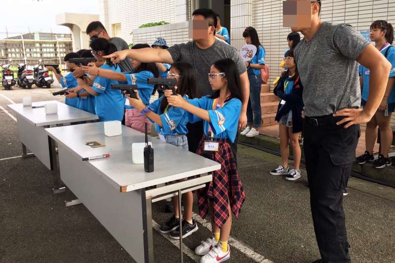 20190711-海巡署特勤隊員近日舉行接待桃園市小小記者體驗營活動。(取自海巡署網站) 20190711-海巡署特勤隊員近日舉行接待桃園市小小記者體驗營活動。(取自海巡署網站)