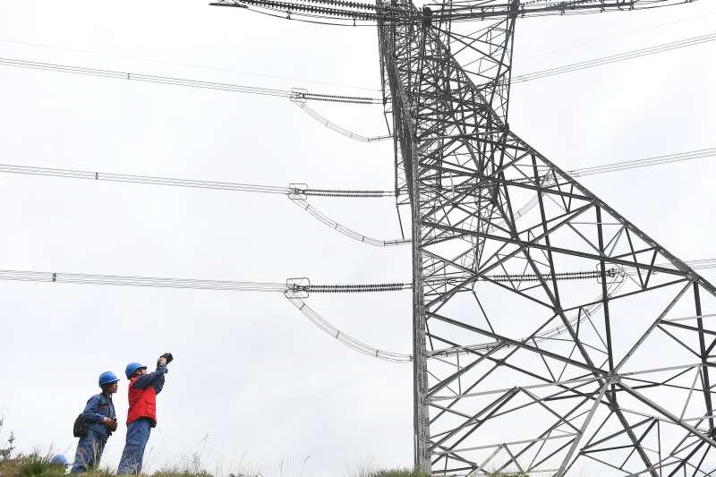 在青海省海東市平安區小峽鎮,國家電網青海檢修公司西寧運維分部輸電運維人員在巡線作業中(新華社) 在青海省海東市平安區小峽鎮,國家電網青海檢修公司西寧運維分部輸電運維人員在巡線作業中(新華社)