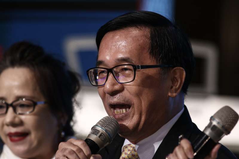 20190719-台灣北社18周年募款餐會暨前總統陳水扁簽書會,前總統陳水扁於現場獻唱。(陳品佑攝) 20190719-台灣北社18周年募款餐會暨前總統陳水扁簽書會,前總統陳水扁於現場獻唱。(陳品佑攝)
