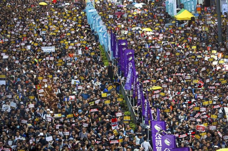 7月21日數十萬香港民眾再次走上街頭,和平表達反送中的訴求。(美聯社) 7月21日數十萬香港民眾再次走上街頭,和平表達反送中的訴求。(美聯社)