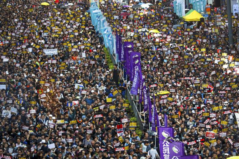 7月21日數十萬香港民眾再次走上街頭，和平表達反送中的訴求。（美聯社）